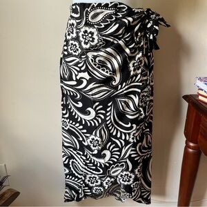 MOTF NWT small black-and-white faux wrapped sarong skirt floral print